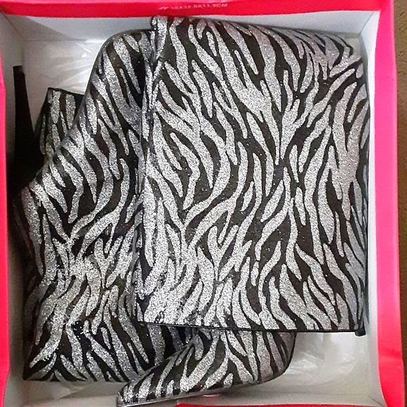 Shoedazzle size 10 tall 3inches+ heeled boots metallic grey/black - Picture 2 of 2